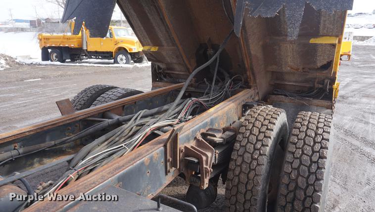 image for item DF7637 2002 International 4900 dump truck