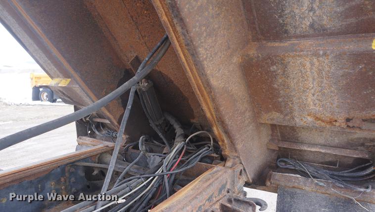 image for item DF7637 2002 International 4900 dump truck