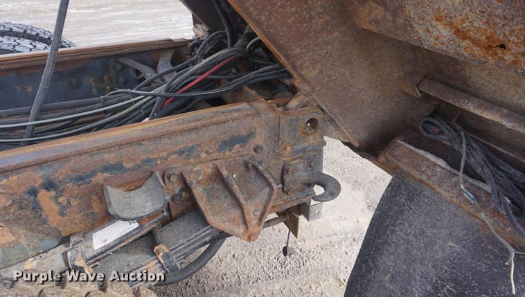 image for item DF7637 2002 International 4900 dump truck