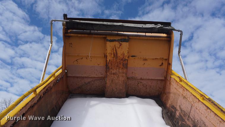 image for item DF7637 2002 International 4900 dump truck