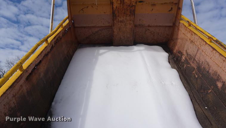 image for item DF7637 2002 International 4900 dump truck