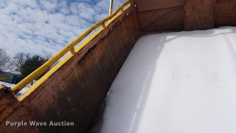 image for item DF7637 2002 International 4900 dump truck