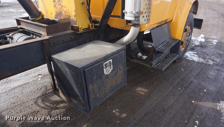 image for item DF7637 2002 International 4900 dump truck