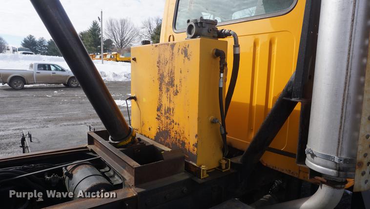 image for item DF7637 2002 International 4900 dump truck