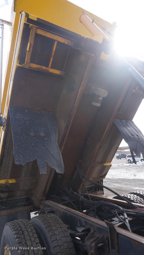 image for item DF7637 2002 International 4900 dump truck