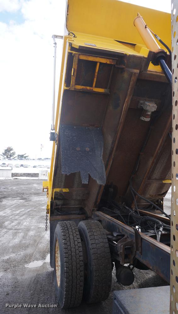 image for item DF7637 2002 International 4900 dump truck