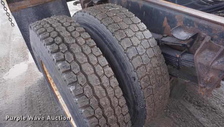 image for item DF7637 2002 International 4900 dump truck