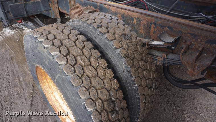 image for item DF7637 2002 International 4900 dump truck