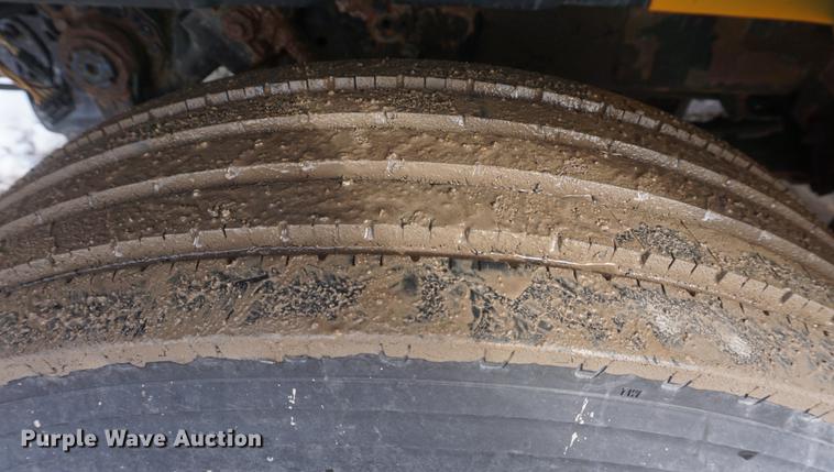 image for item DF7637 2002 International 4900 dump truck