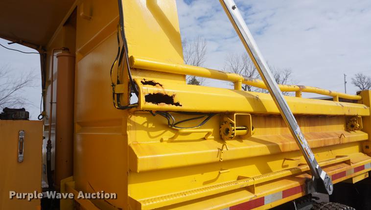 image for item DF7637 2002 International 4900 dump truck