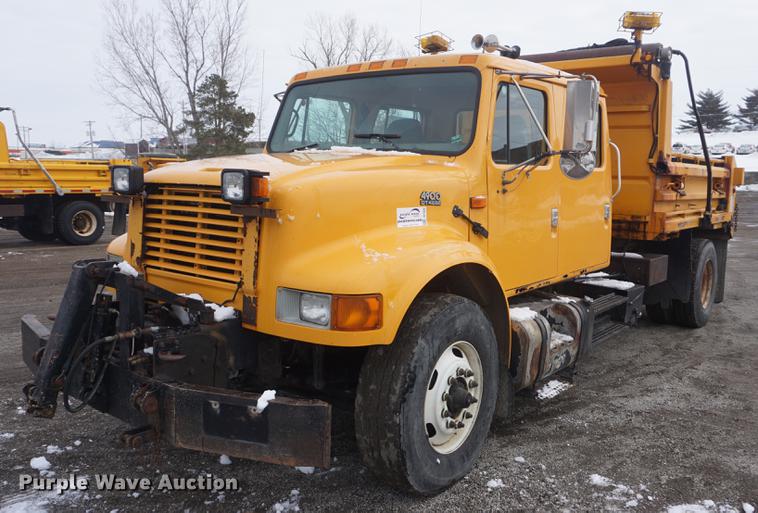 image for item DF7638 2002 International 4900 Crew Cab dump truck