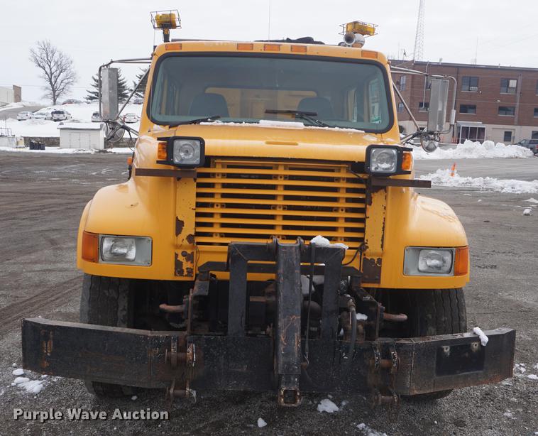 image for item DF7638 2002 International 4900 Crew Cab dump truck