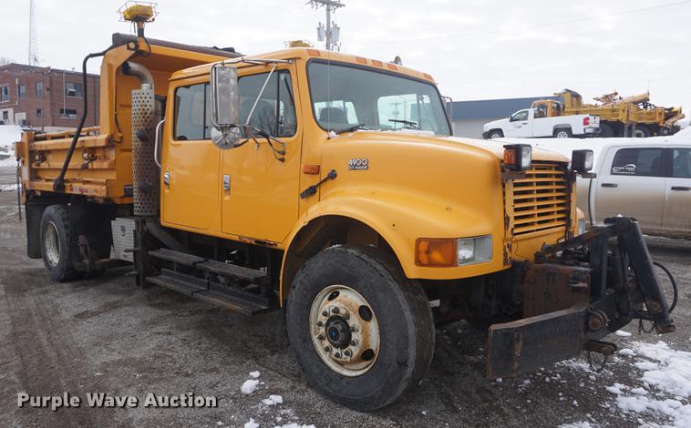 image for item DF7638 2002 International 4900 Crew Cab dump truck