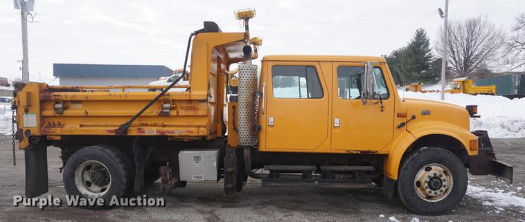 image for item DF7638 2002 International 4900 Crew Cab dump truck