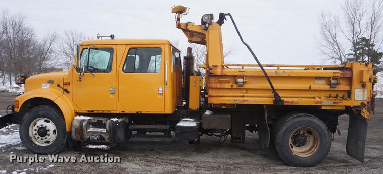image for item DF7638 2002 International 4900 Crew Cab dump truck