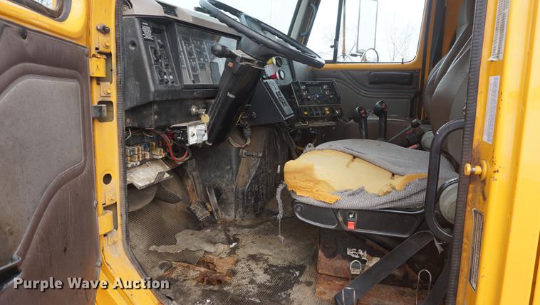 image for item DF7638 2002 International 4900 Crew Cab dump truck
