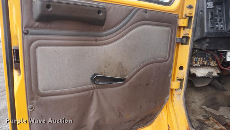 image for item DF7638 2002 International 4900 Crew Cab dump truck