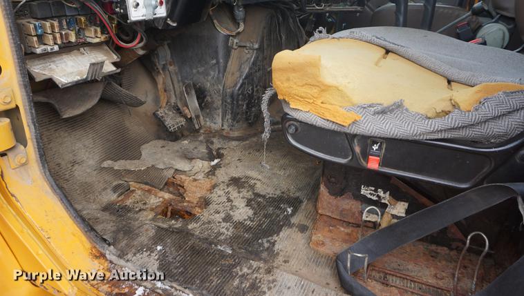 image for item DF7638 2002 International 4900 Crew Cab dump truck