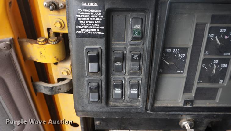 image for item DF7638 2002 International 4900 Crew Cab dump truck