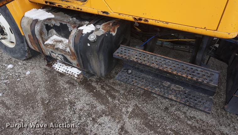 image for item DF7638 2002 International 4900 Crew Cab dump truck