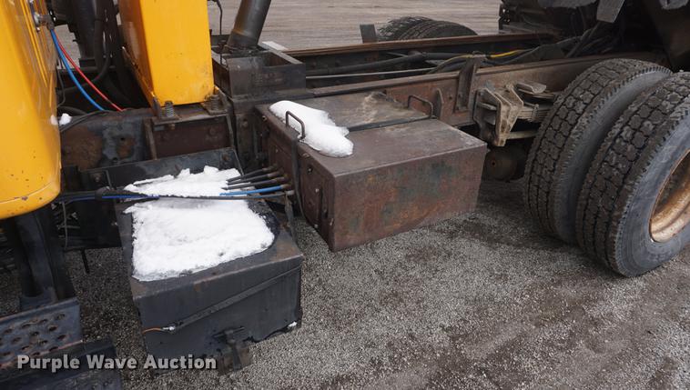 image for item DF7638 2002 International 4900 Crew Cab dump truck