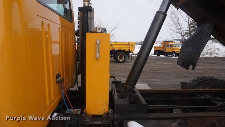 image for item DF7638 2002 International 4900 Crew Cab dump truck