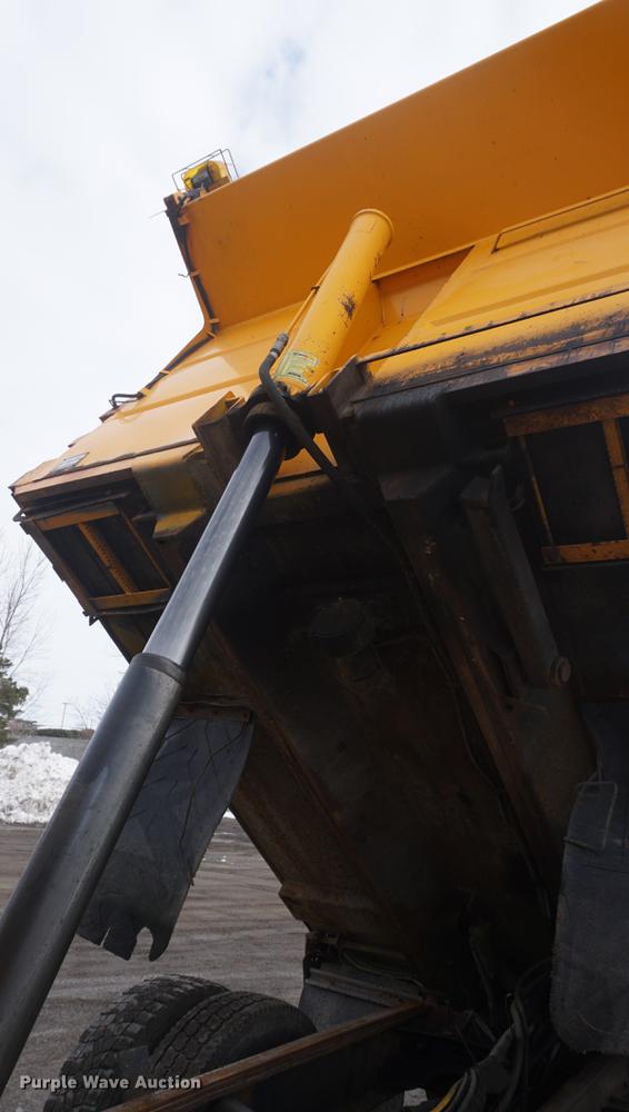 image for item DF7638 2002 International 4900 Crew Cab dump truck
