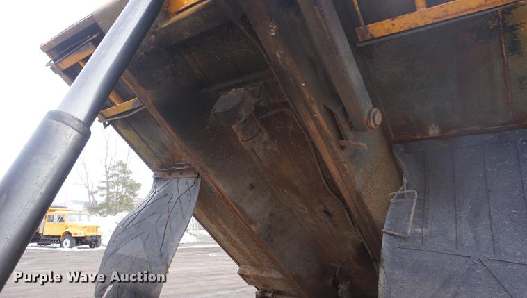 image for item DF7638 2002 International 4900 Crew Cab dump truck