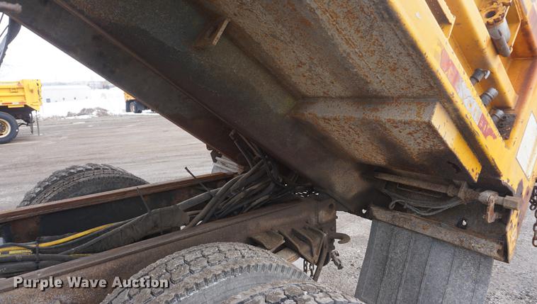 image for item DF7638 2002 International 4900 Crew Cab dump truck