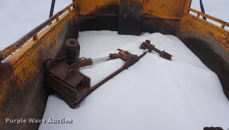 image for item DF7638 2002 International 4900 Crew Cab dump truck