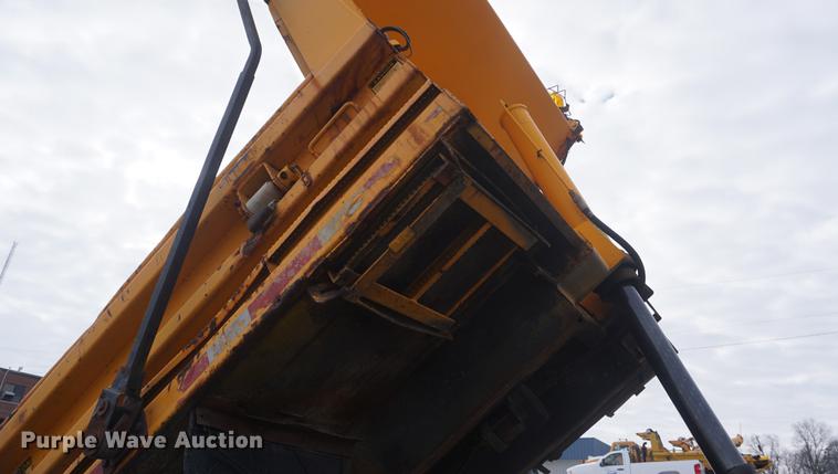 image for item DF7638 2002 International 4900 Crew Cab dump truck