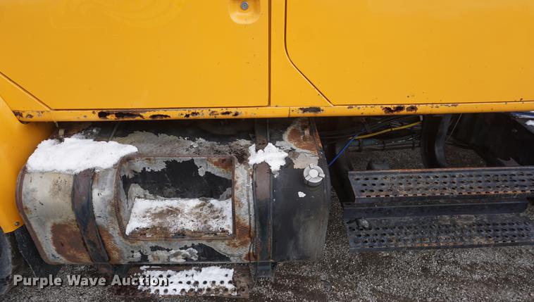 image for item DF7638 2002 International 4900 Crew Cab dump truck