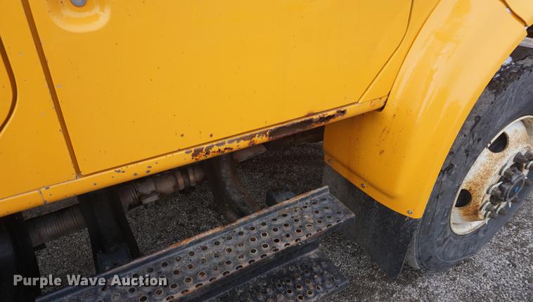 image for item DF7638 2002 International 4900 Crew Cab dump truck