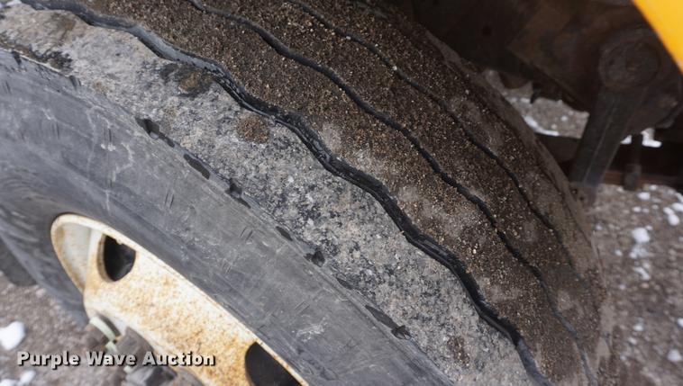 image for item DF7638 2002 International 4900 Crew Cab dump truck