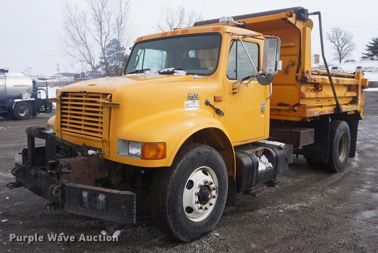 image for item DF7639 2002 International 4900 dump truck