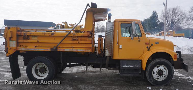 image for item DF7639 2002 International 4900 dump truck