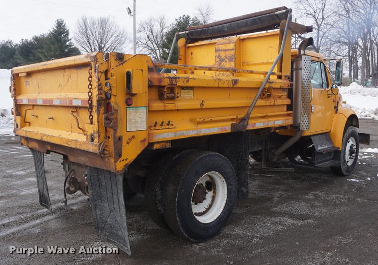 image for item DF7639 2002 International 4900 dump truck