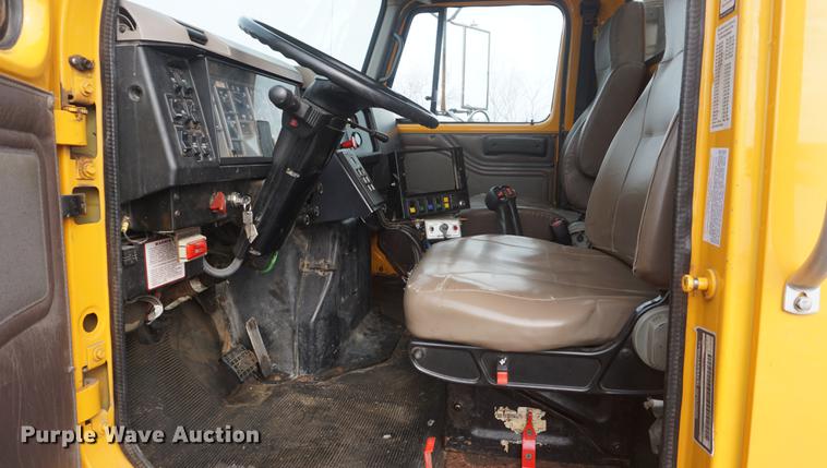 image for item DF7639 2002 International 4900 dump truck