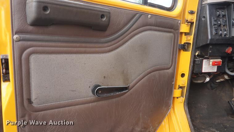 image for item DF7639 2002 International 4900 dump truck