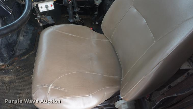 image for item DF7639 2002 International 4900 dump truck