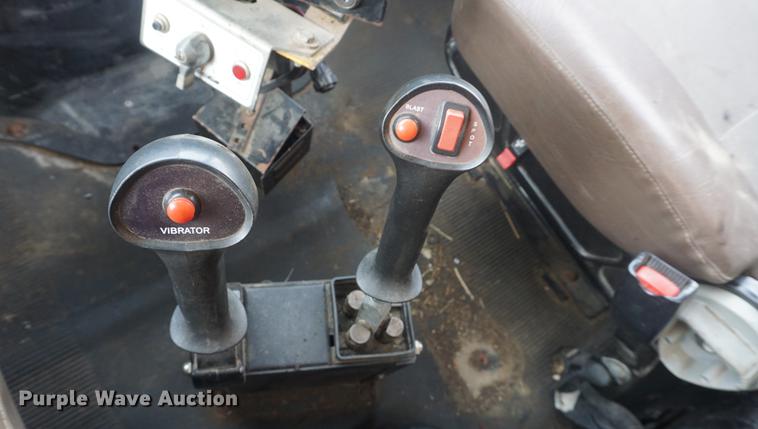 image for item DF7639 2002 International 4900 dump truck