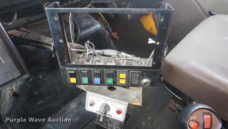 image for item DF7639 2002 International 4900 dump truck