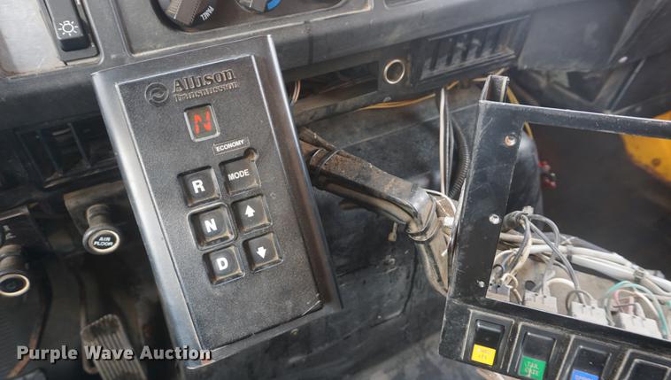 image for item DF7639 2002 International 4900 dump truck