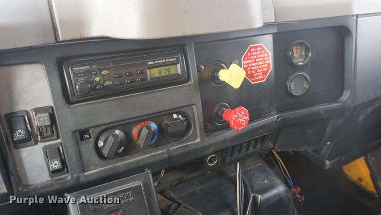 image for item DF7639 2002 International 4900 dump truck