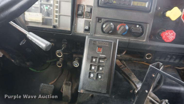 image for item DF7639 2002 International 4900 dump truck