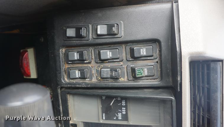 image for item DF7639 2002 International 4900 dump truck