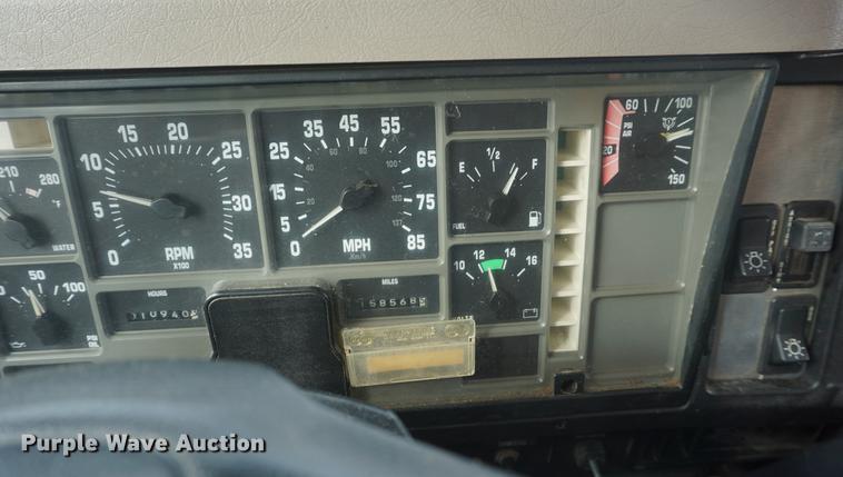 image for item DF7639 2002 International 4900 dump truck