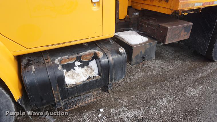 image for item DF7639 2002 International 4900 dump truck