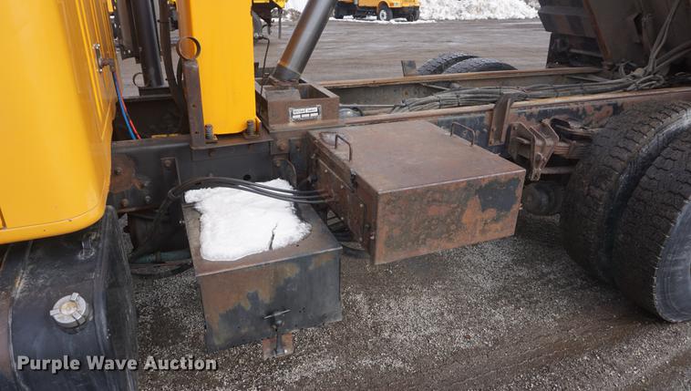 image for item DF7639 2002 International 4900 dump truck