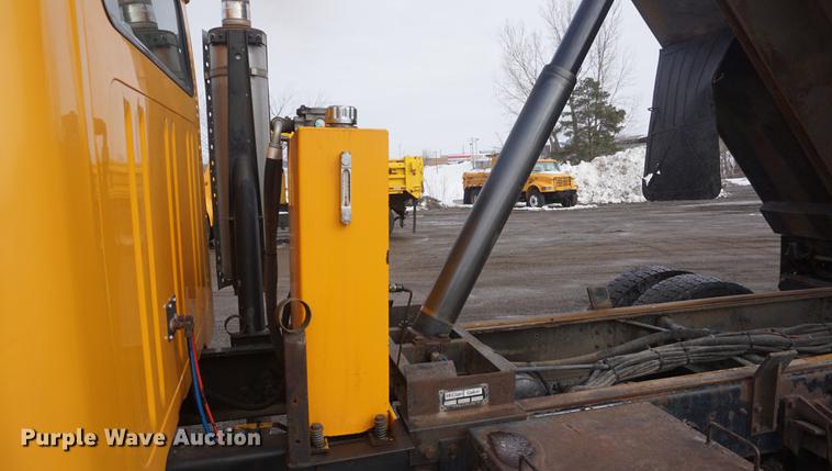 image for item DF7639 2002 International 4900 dump truck